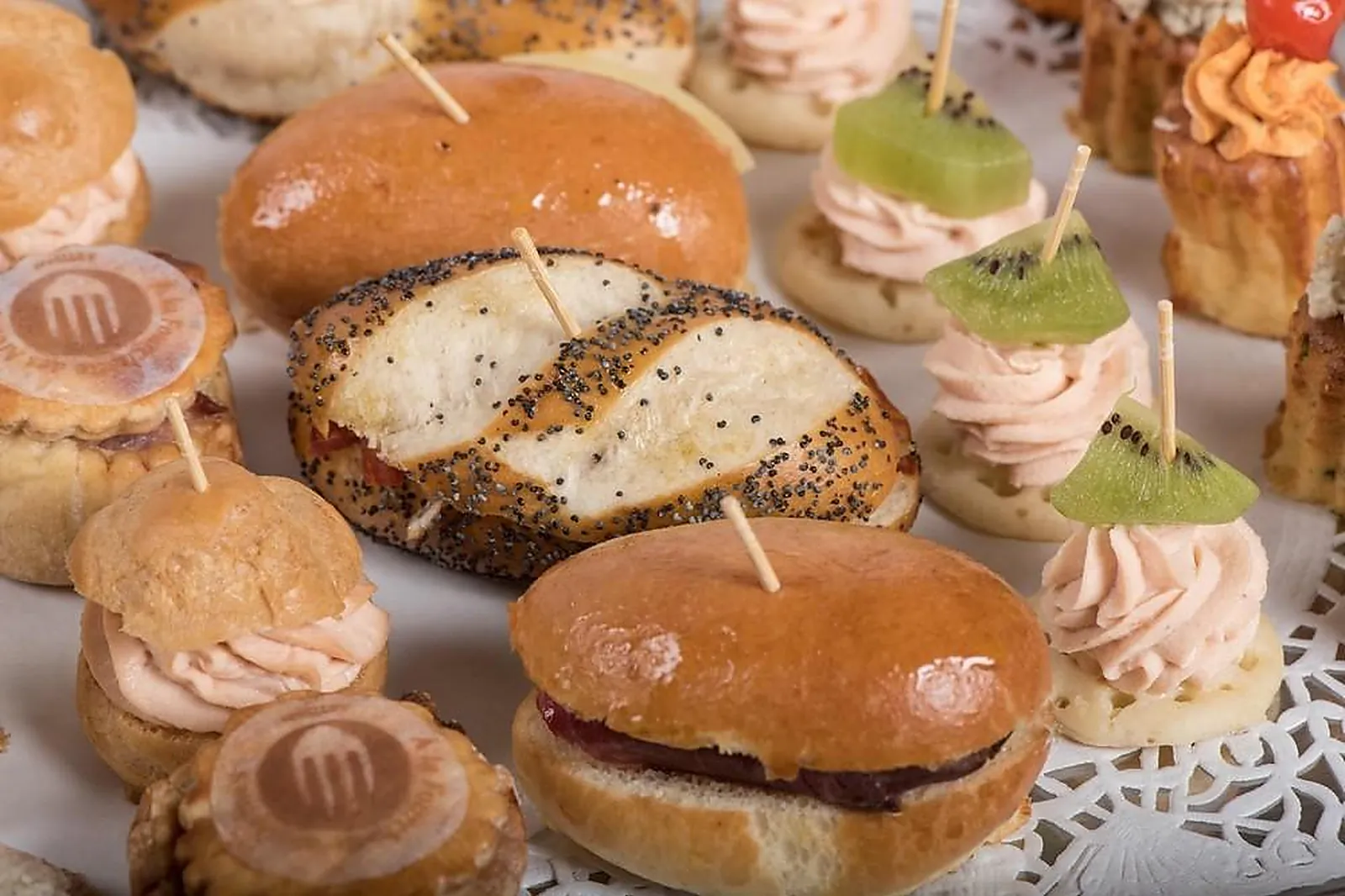 Cafés et Restaurants, RESTAURANTS - NÎMES (GARD) : A LA FOURCHETTE DES ARÈNES