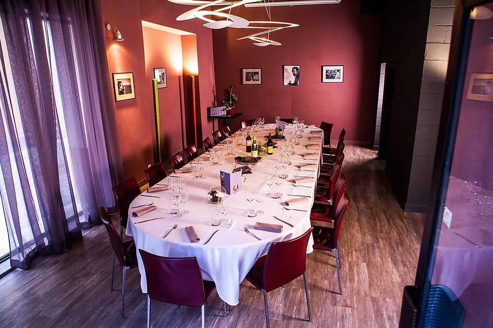 Cafés et Restaurants, RESTAURANTS - NIMES (GARD) : AUX PLAISIRS DES HALLES