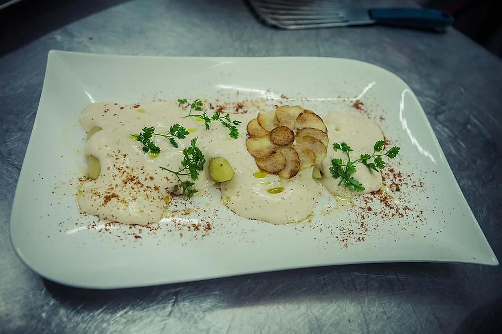 Cafés et Restaurants, RESTAURANTS - NIMES (GARD) : AUX PLAISIRS DES HALLES