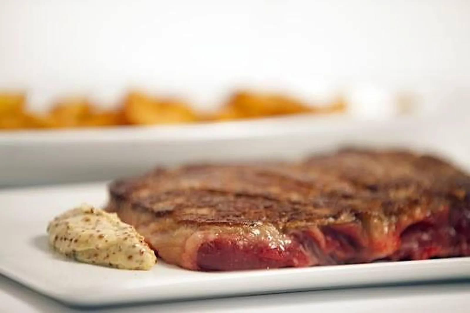 Cafés et Restaurants, RESTAURANTS - NIMES (GARD) : AUX PLAISIRS DES HALLES