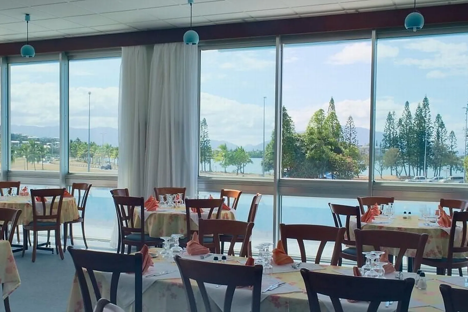 Cafés et Restaurants, RESTAURANTS - NOUMEA (NOUVELLE-CALÉDONIE) : LL&RSQUO;EAU-VIVE DU PACIFIQUE
