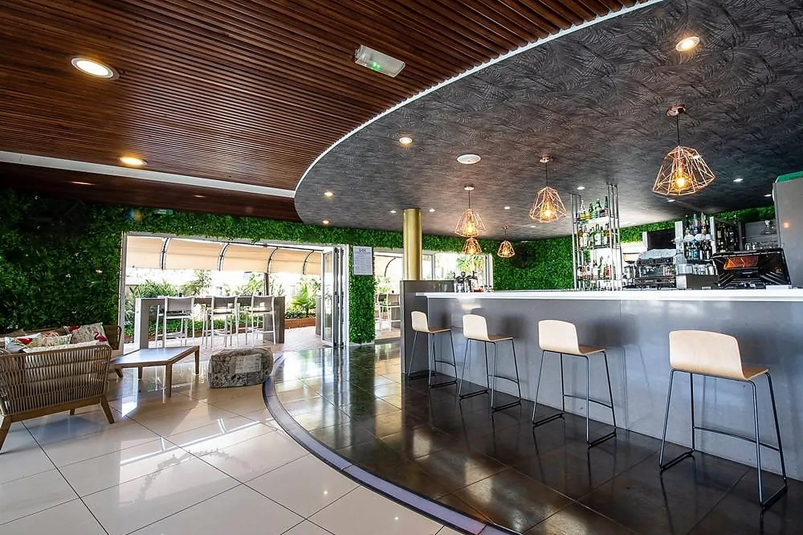 Cafés et Restaurants, RESTAURANTS - NOUMEA (NOUVELLE-CALÉDONIE) : LE BINTZ