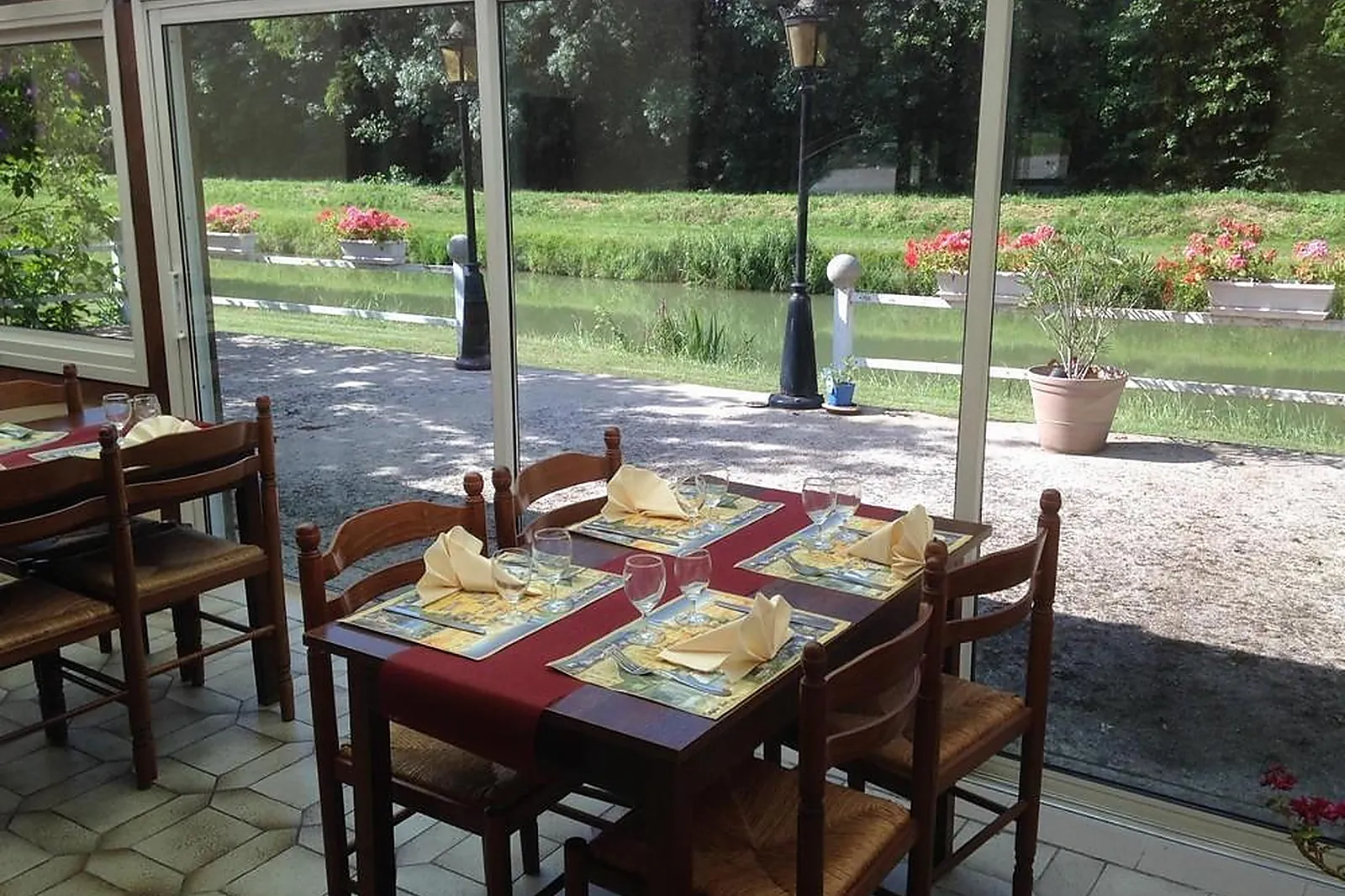 Cafés et Restaurants, RESTAURANTS - NOYERS-SUR-CHER (LOIR-ET-CHER) : RESTAURANT-GRILL DES NOUETTES