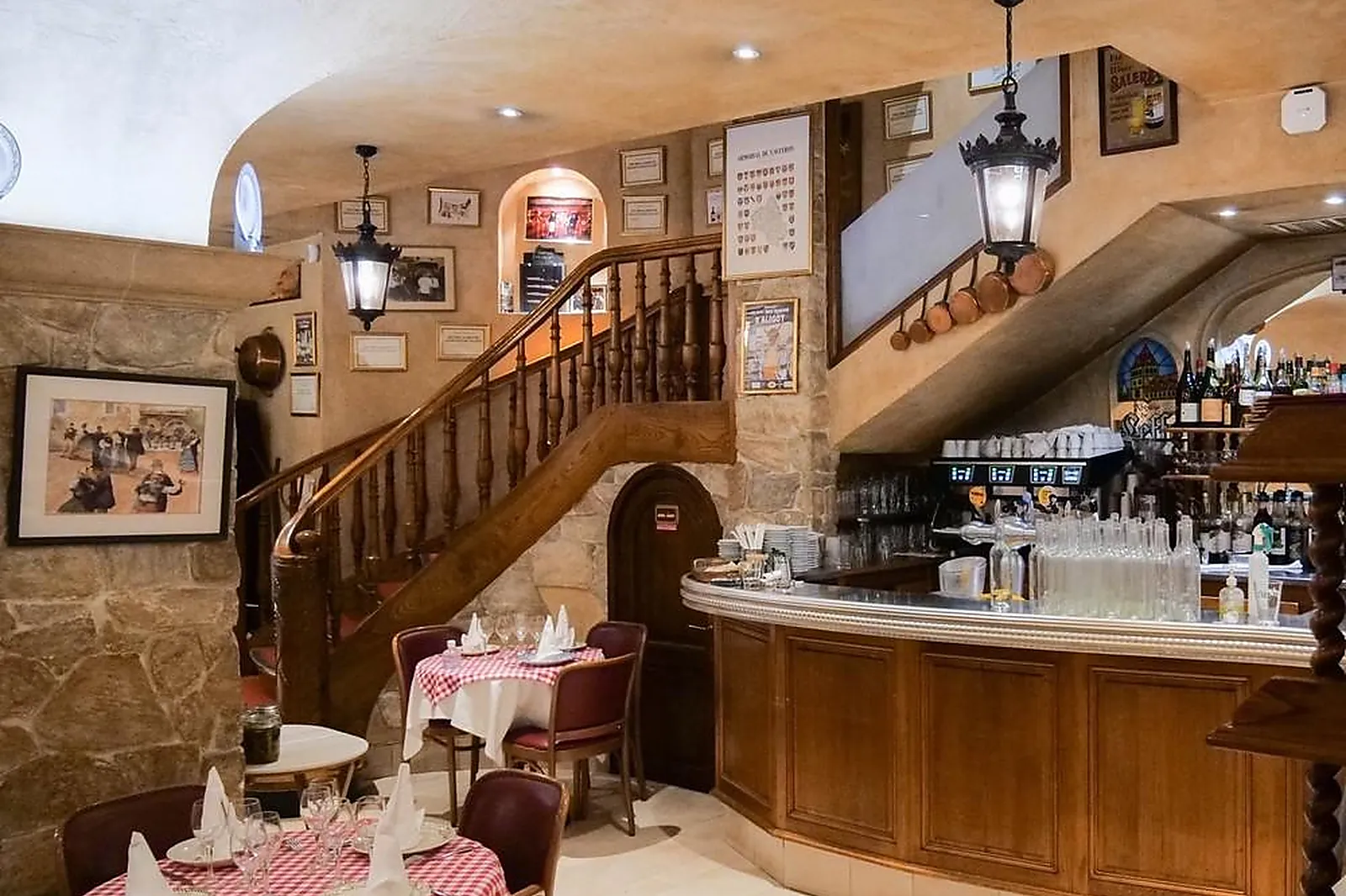 Cafés et Restaurants, RESTAURANTS - PARIS (PARIS) : AUBERGE AVEYRONNAISE