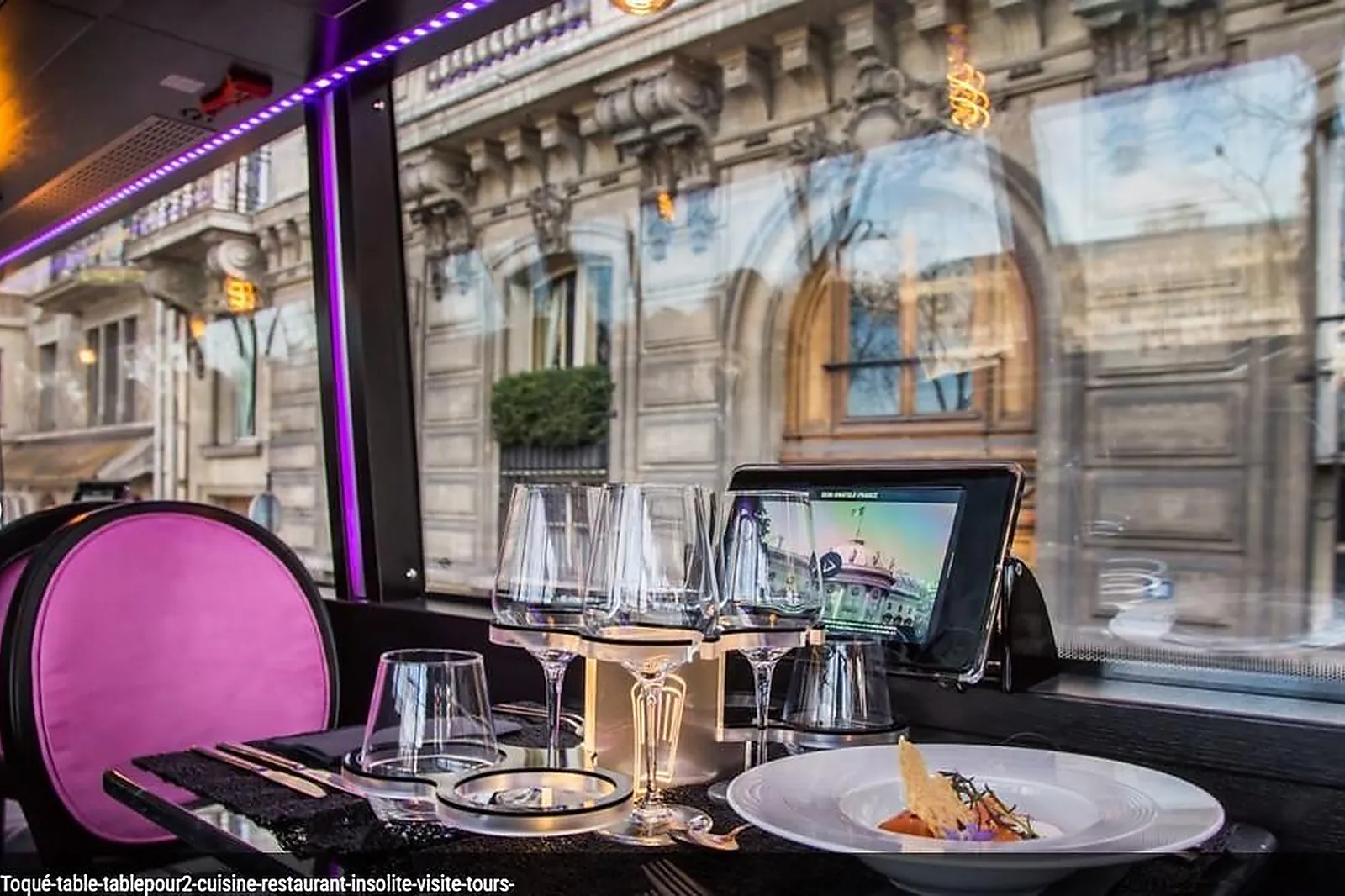Cafés et Restaurants, RESTAURANTS - PARIS (PARIS) : BUS TOQUÉ