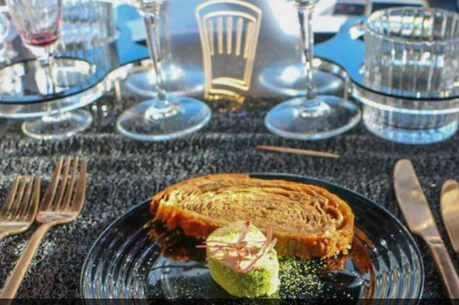 Cafés et Restaurants, RESTAURANTS - PARIS (PARIS) : BUS TOQUÉ