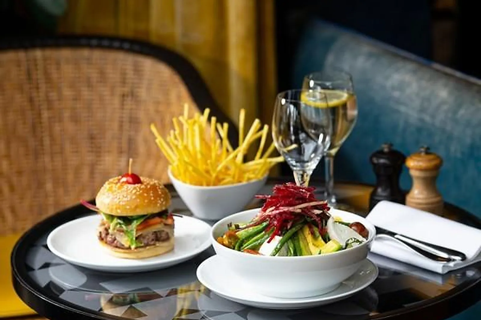 Cafés et Restaurants, RESTAURANTS - PARIS (PARIS) : CAFÉ FRANÇAIS