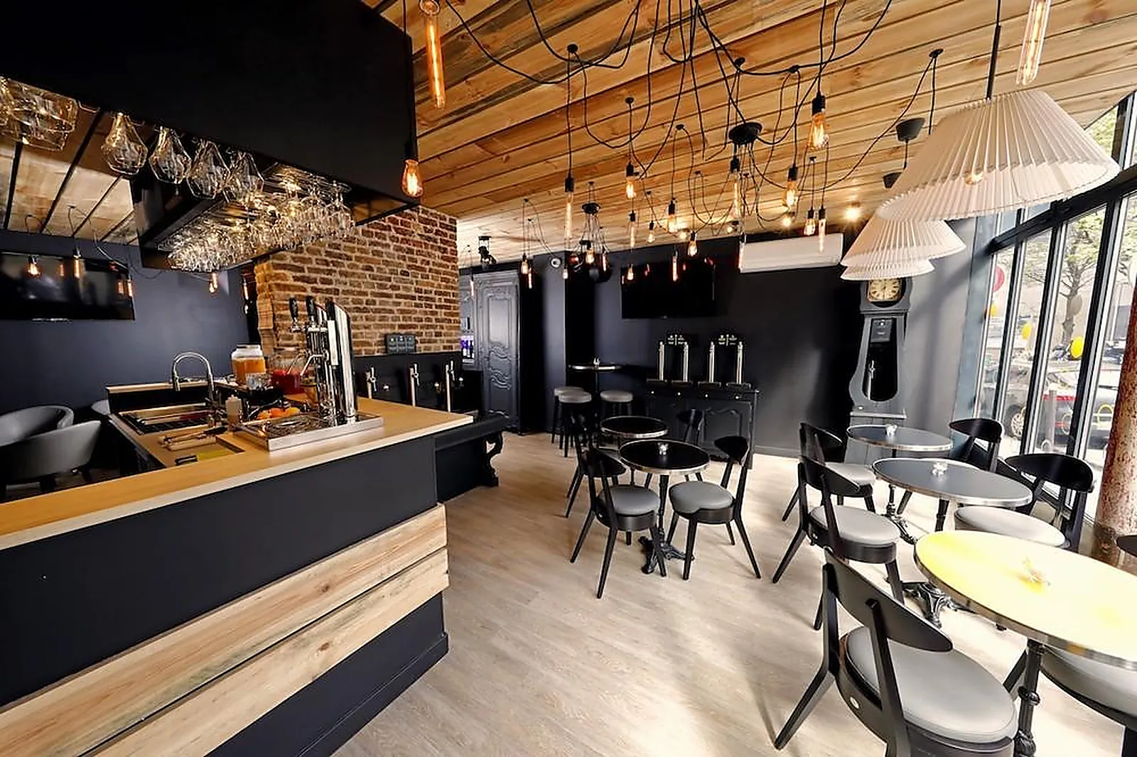 Cafés et Restaurants, RESTAURANTS - PARIS (PARIS) : FREE MOUSSE BAR