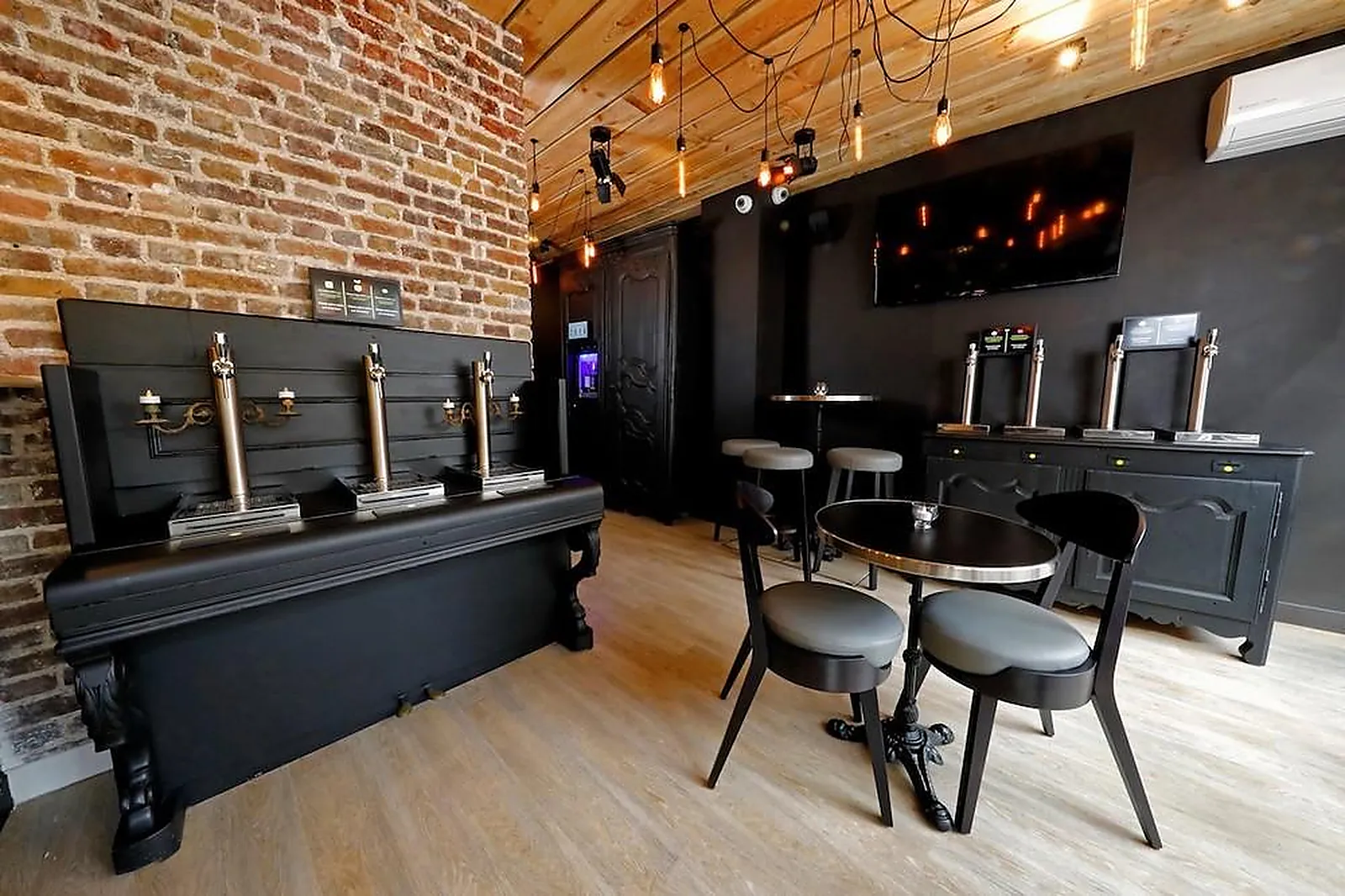 Cafés et Restaurants, RESTAURANTS - PARIS (PARIS) : FREE MOUSSE BAR