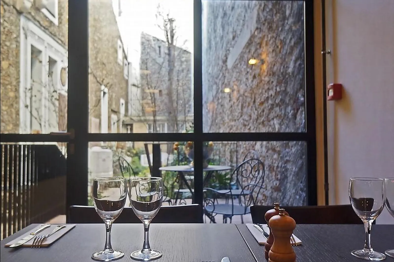 Cafés et Restaurants, RESTAURANTS - PARIS (PARIS) : LA DÉMOCRATIE RESTAURANT