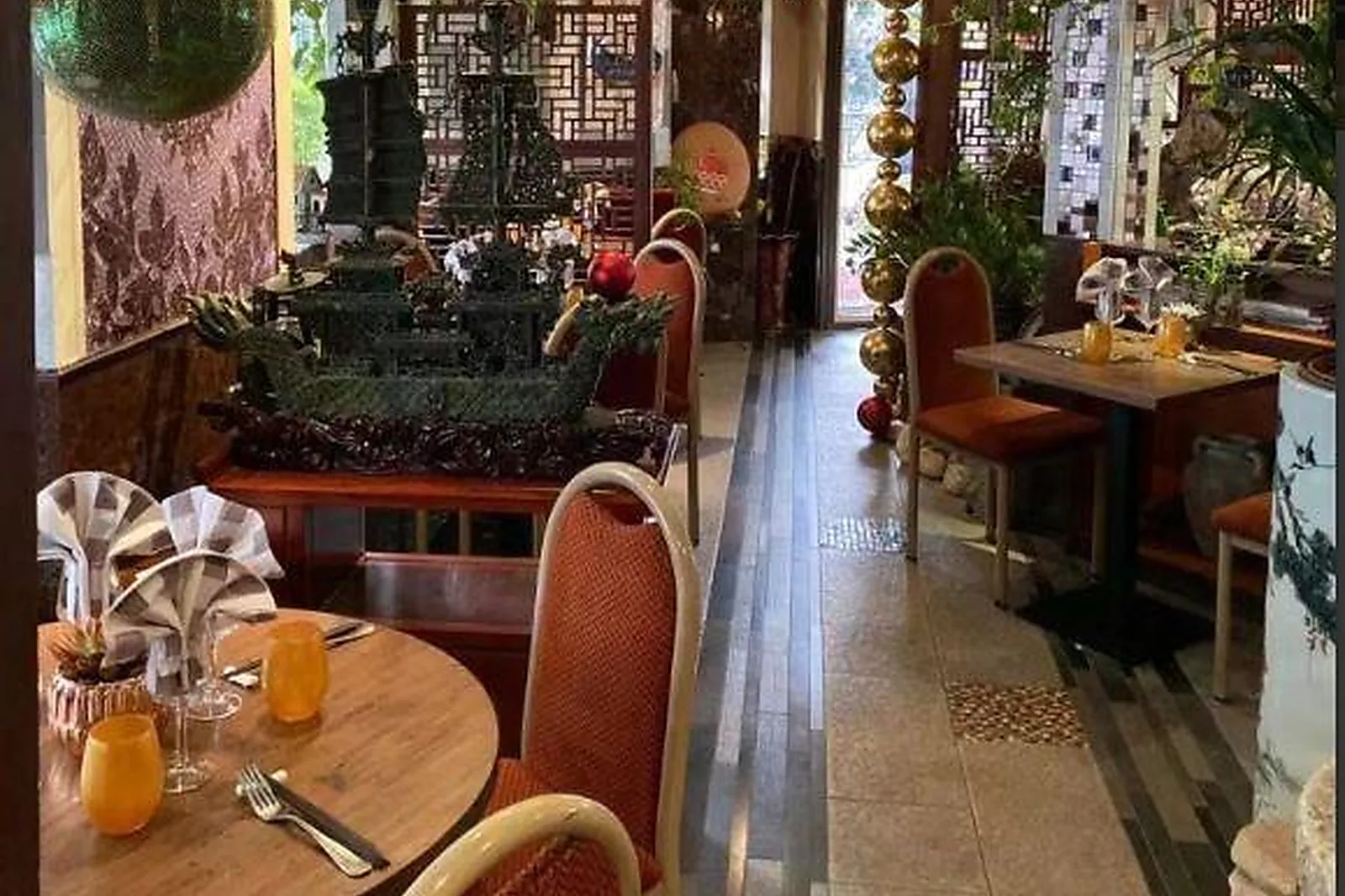 Cafés et Restaurants, RESTAURANTS - PARIS (PARIS) : LE LYS DL&RSQUO;OR