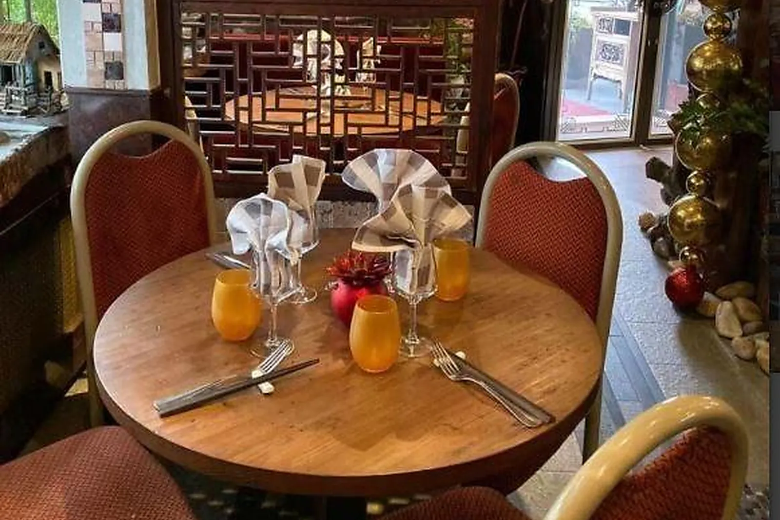 Cafés et Restaurants, RESTAURANTS - PARIS (PARIS) : LE LYS DL&RSQUO;OR