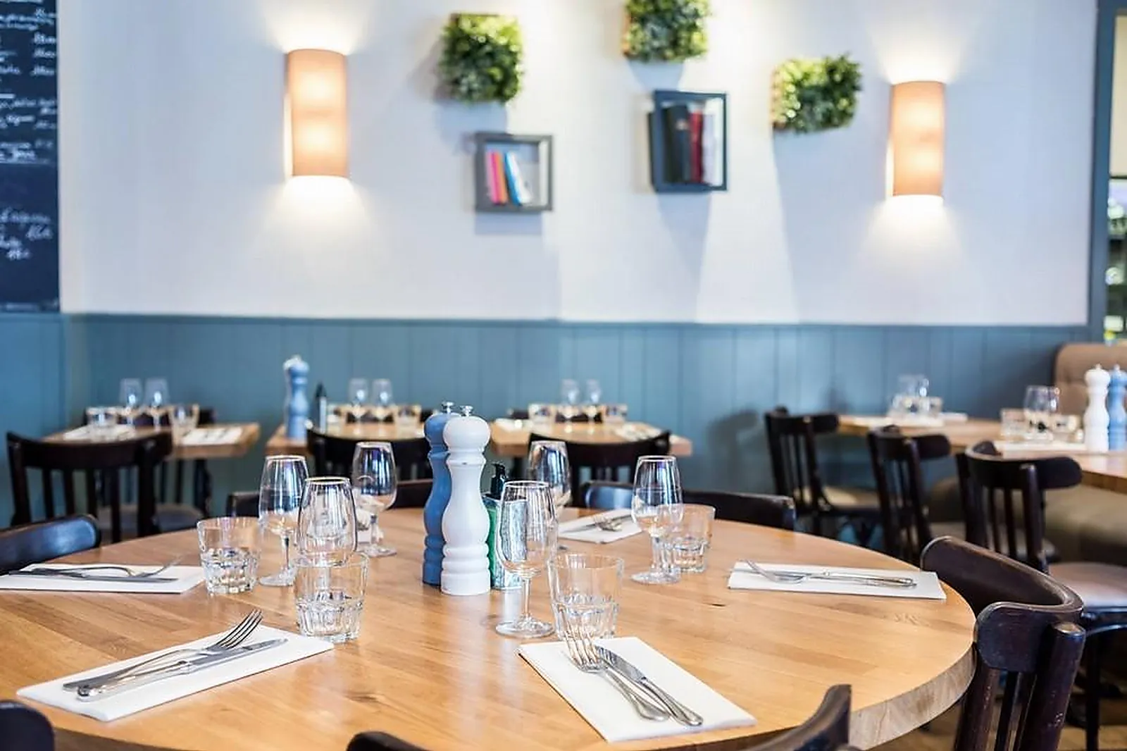 Cafés et Restaurants, RESTAURANTS - PARIS (PARIS) : LE PL&RSQUO;TIT MUSSET