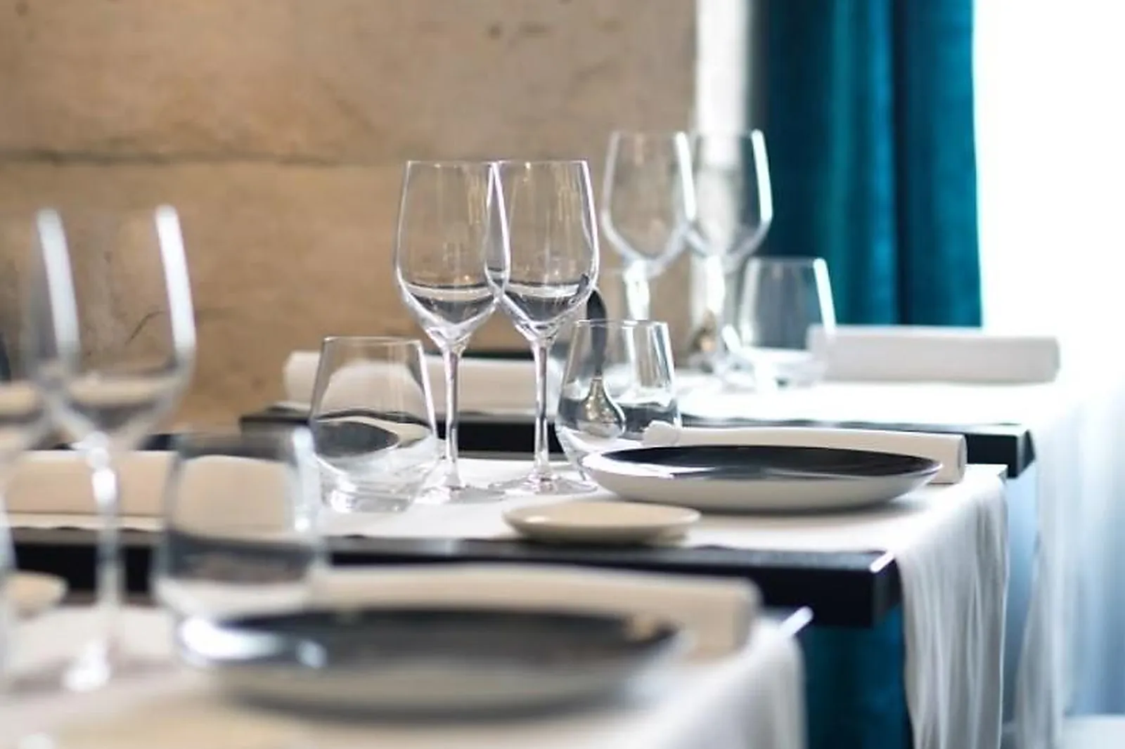 Cafés et Restaurants, RESTAURANTS - PARIS (PARIS) : LOUIS RESTAURANT