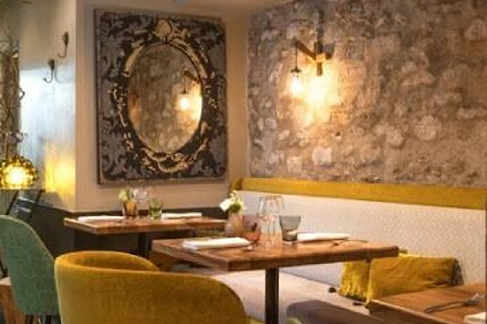 Cafés et Restaurants, RESTAURANTS - PARIS (PARIS) : QUI PLUME LA LUNE