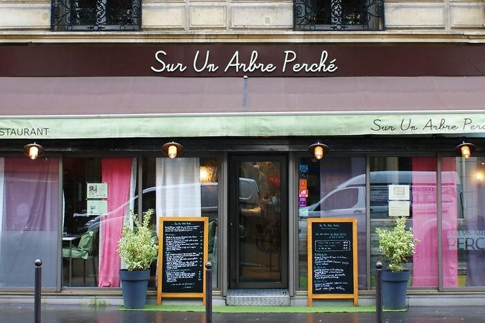 Cafés et Restaurants, RESTAURANTS - PARIS (PARIS) : SUR UN ARBRE PERCHÉ