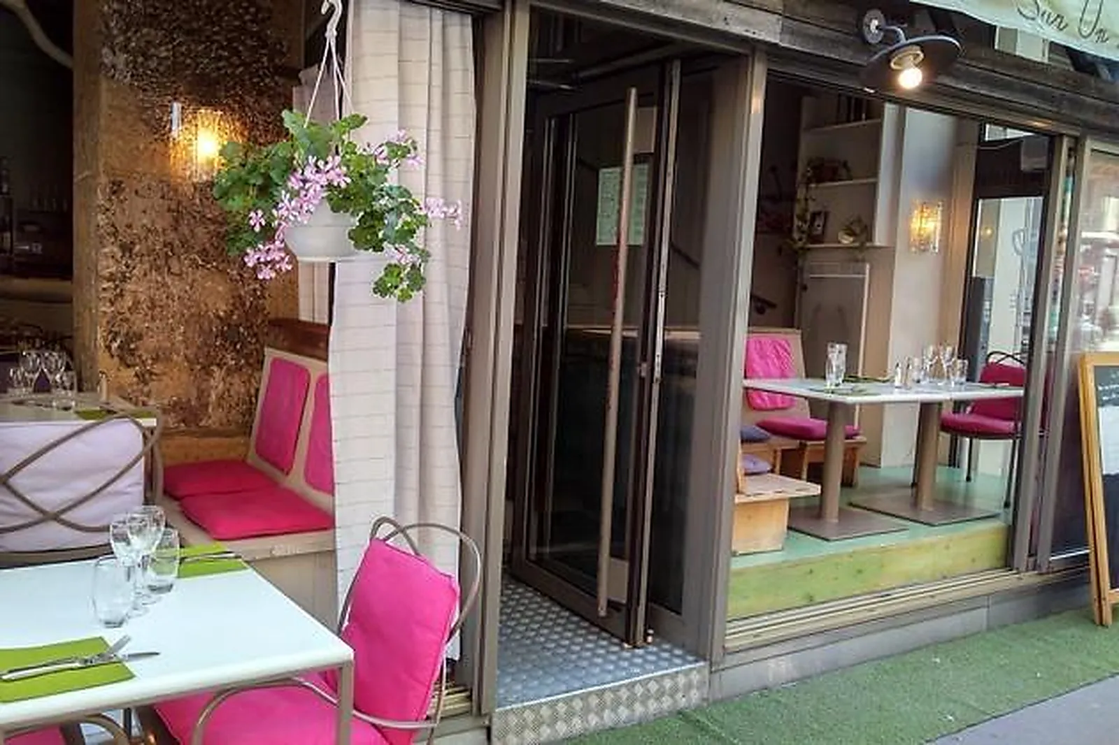 Cafés et Restaurants, RESTAURANTS - PARIS (PARIS) : SUR UN ARBRE PERCHÉ