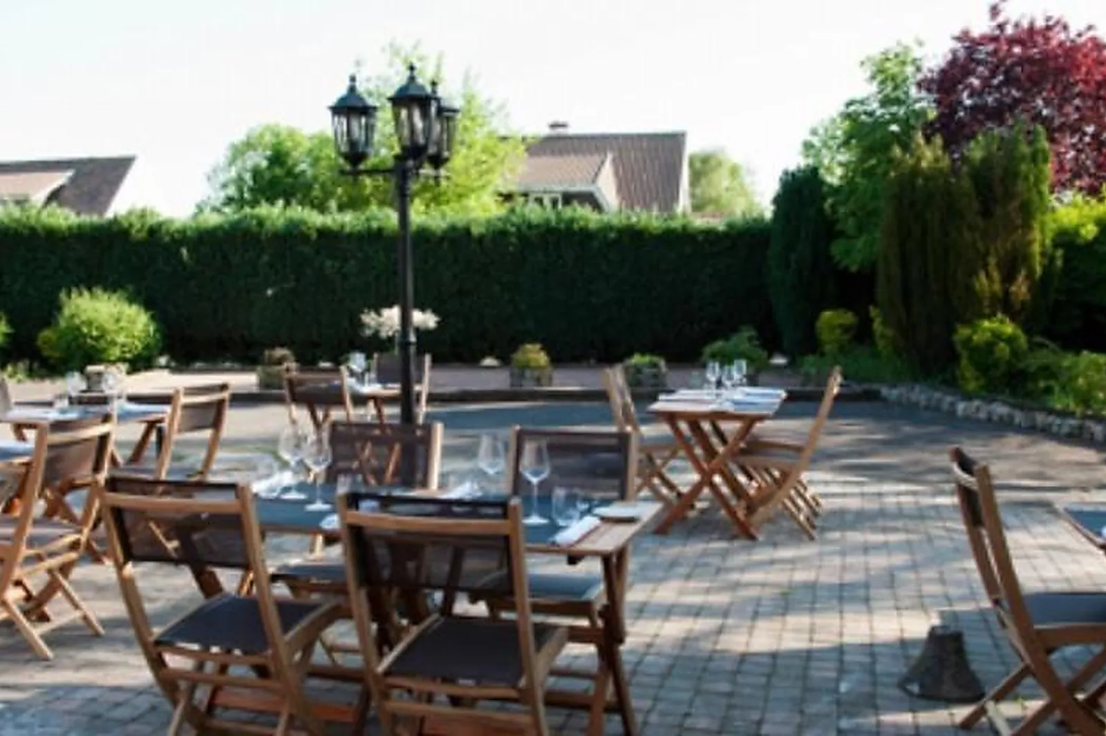 Cafés et Restaurants, RESTAURANTS - PETIT ATTICHES (NORD) : LL&RSQUO;ESSENTIEL RESTAURANT