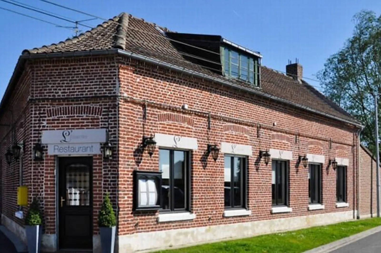 Cafés et Restaurants, RESTAURANTS - PETIT ATTICHES (NORD) : LL&RSQUO;ESSENTIEL RESTAURANT