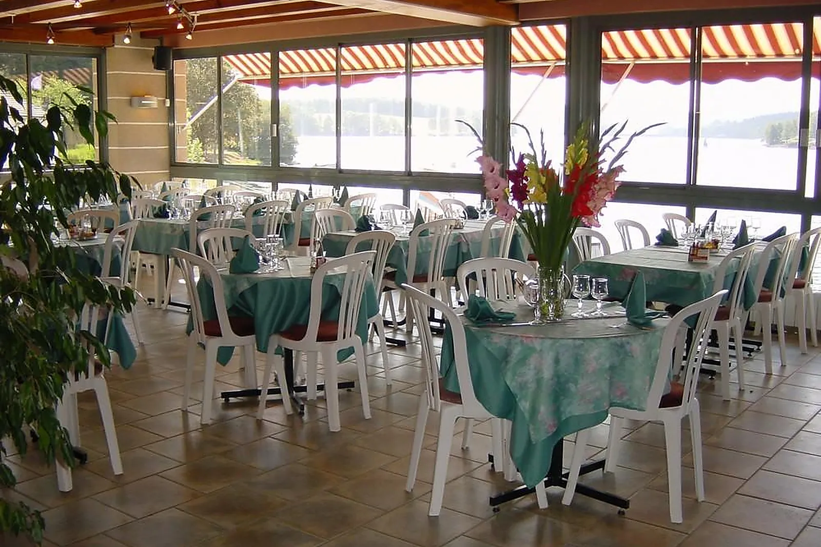 Cafés et Restaurants, RESTAURANTS - PEYRAT-LE-CHATEAU (HAUTE-VIENNE) : LL&RSQUO;ESCALE