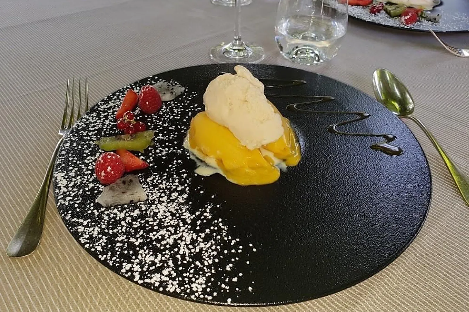 Cafés et Restaurants, RESTAURANTS - PLAISIR (YVELINES) : LA MAISON DES BOIS