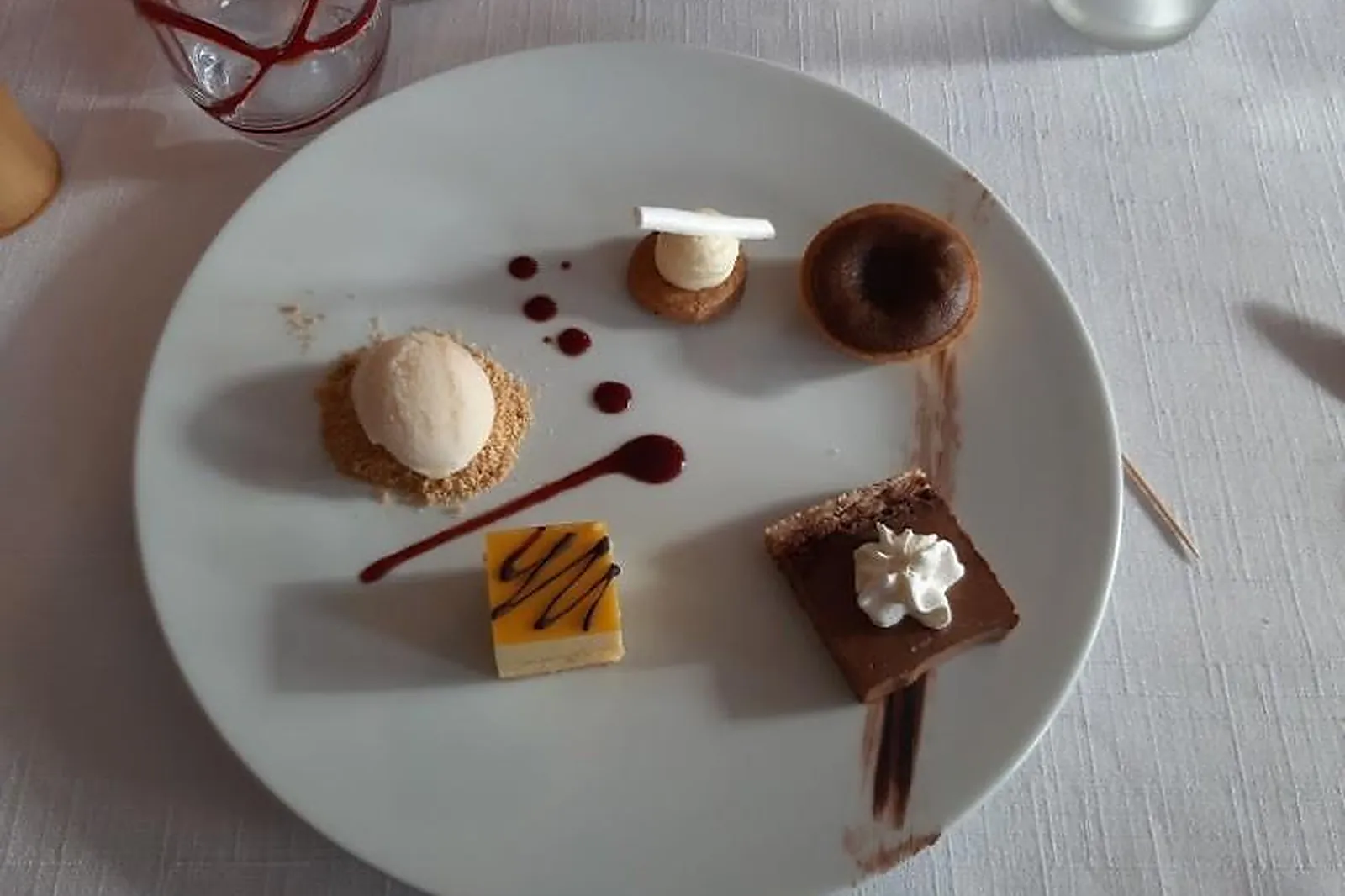 Cafés et Restaurants, RESTAURANTS - POLLIAT (AIN) : RESTAURANT TÉJÉRINA