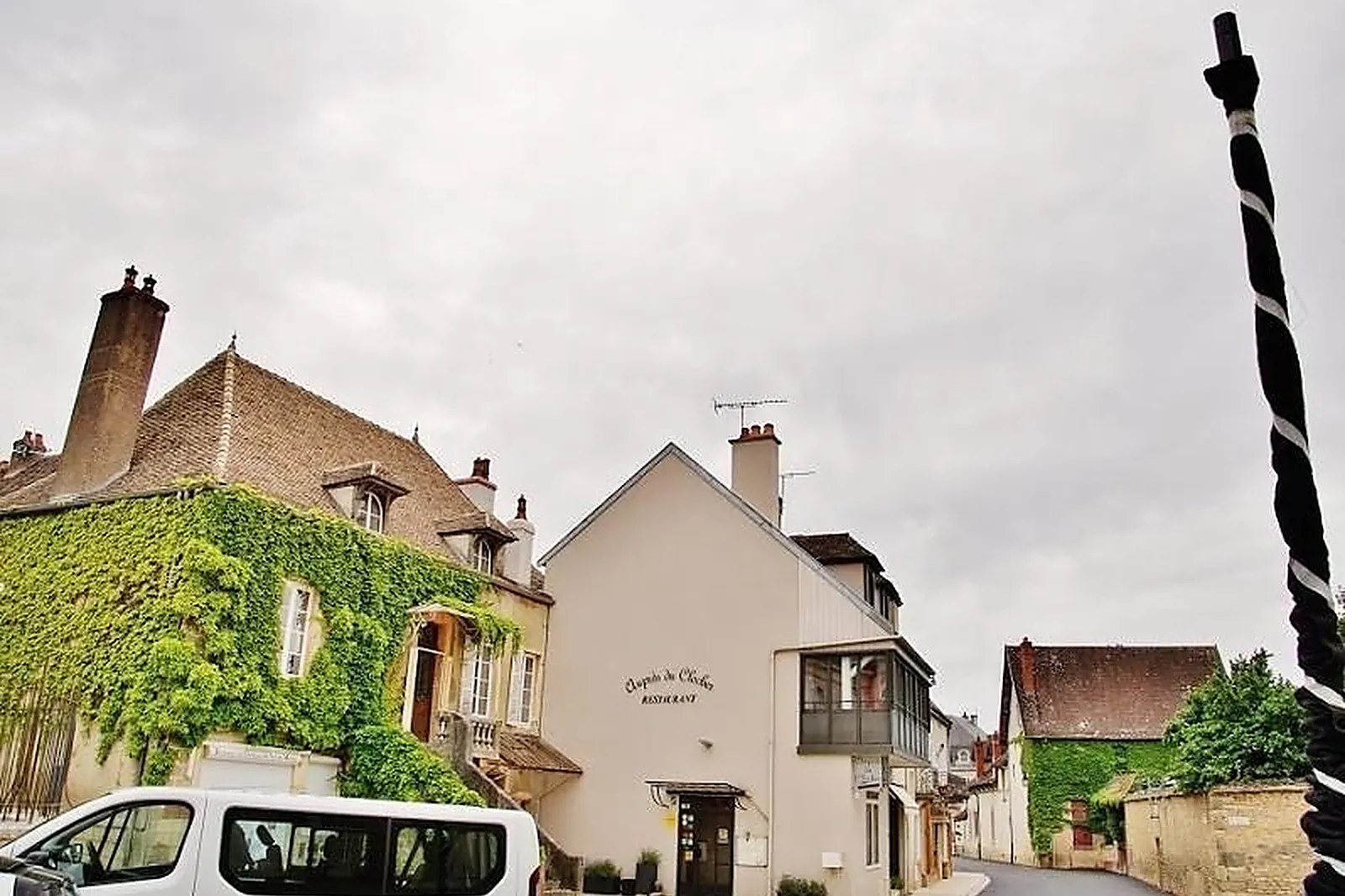 Cafés et Restaurants, RESTAURANTS - POMMARD (CÔTE-DL&RSQUO;OR) : AUPRÈS DU CLOCHER