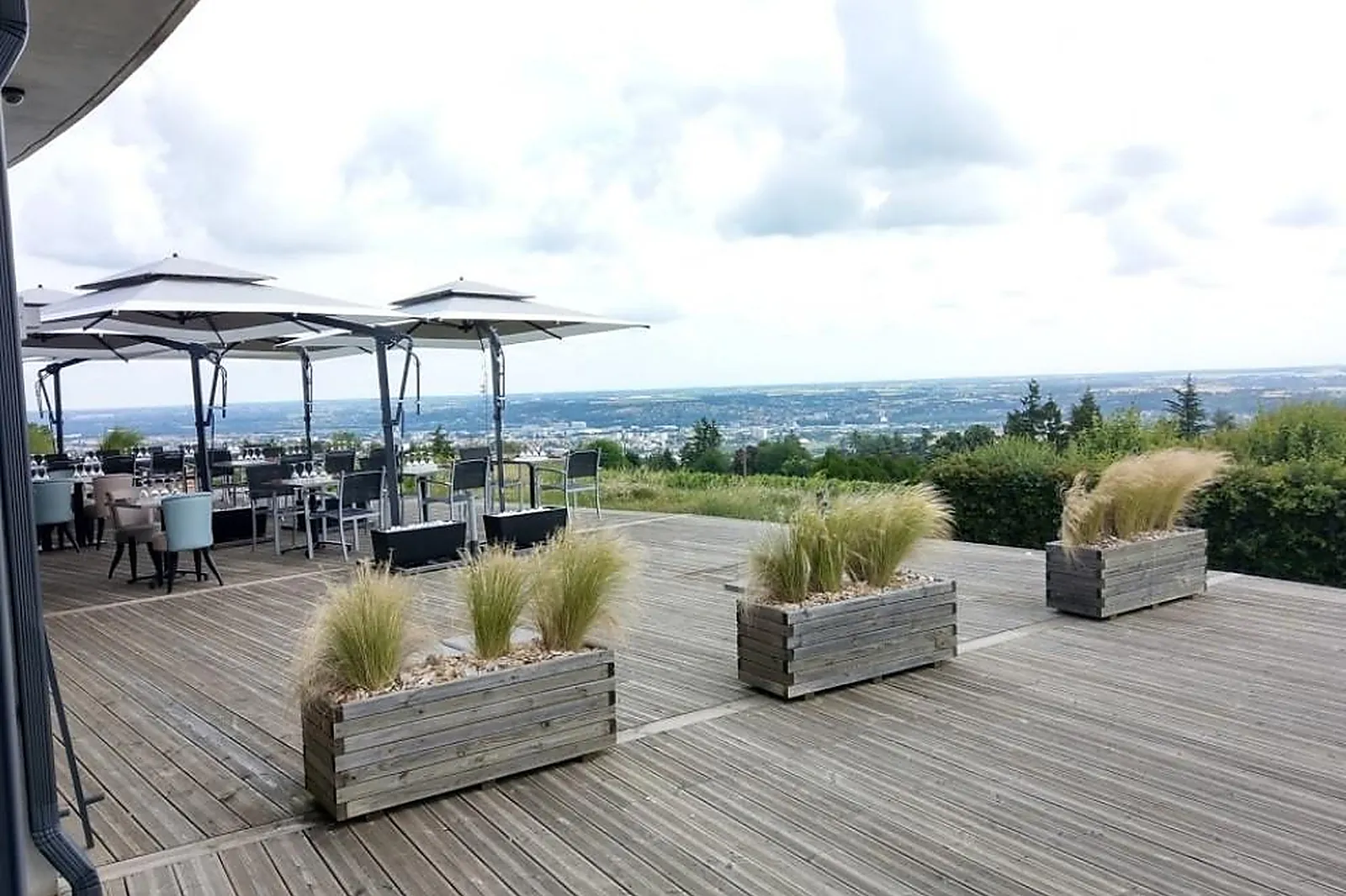 Cafés et Restaurants, RESTAURANTS - POMMIERS (RHÔNE) : LES TERRASSES DE POMMIERS