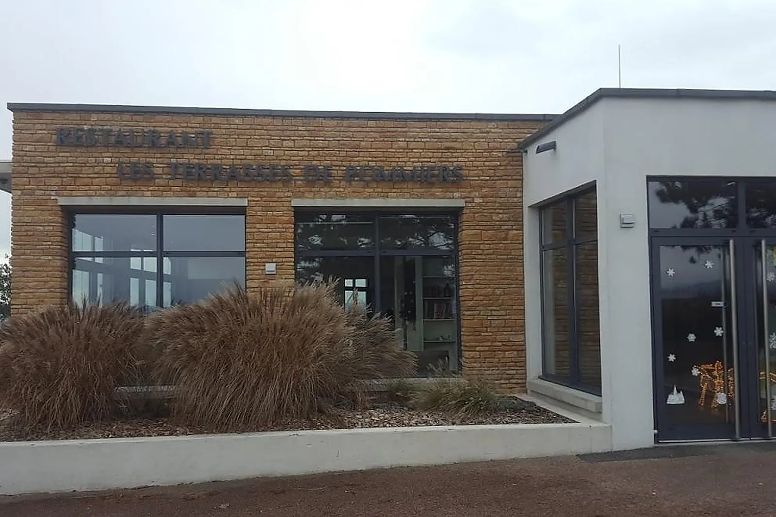 Cafés et Restaurants, RESTAURANTS - POMMIERS (RHÔNE) : LES TERRASSES DE POMMIERS