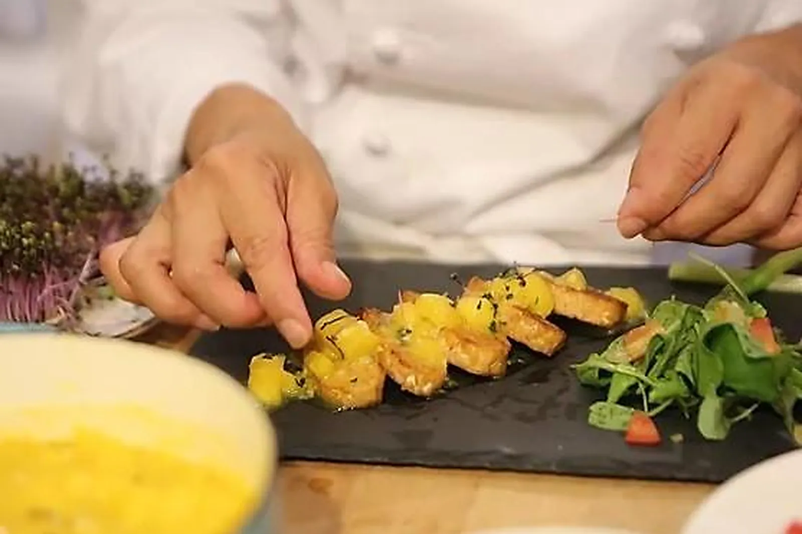 Cafés et Restaurants, RESTAURANTS - PONT-AVEN (FINISTÈRE) : LA CINQUIÈME SAVEUR