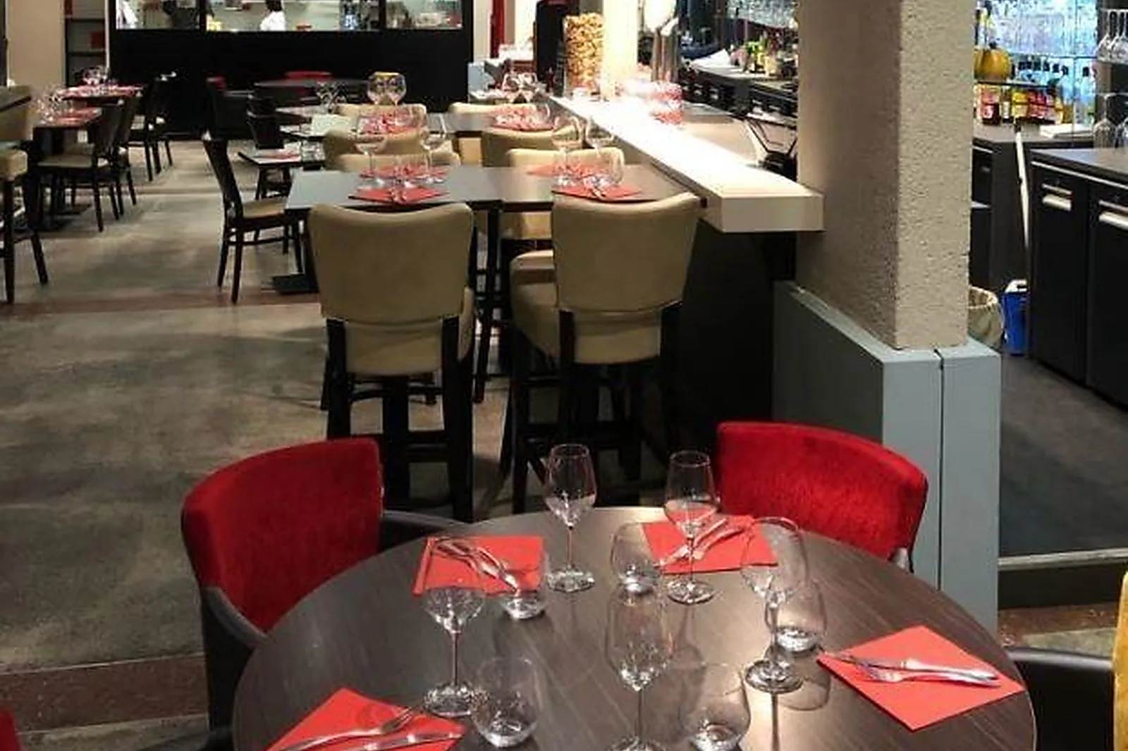 Cafés et Restaurants, RESTAURANTS - REIMS (MARNE) : BOUILLON DES HALLES