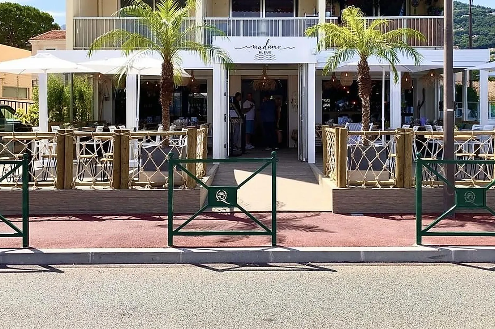 Cafés et Restaurants, RESTAURANTS - ROQUEBRUNE CAP-MARTIN (ALPES-MARITIMES) : MADAME BLEUE