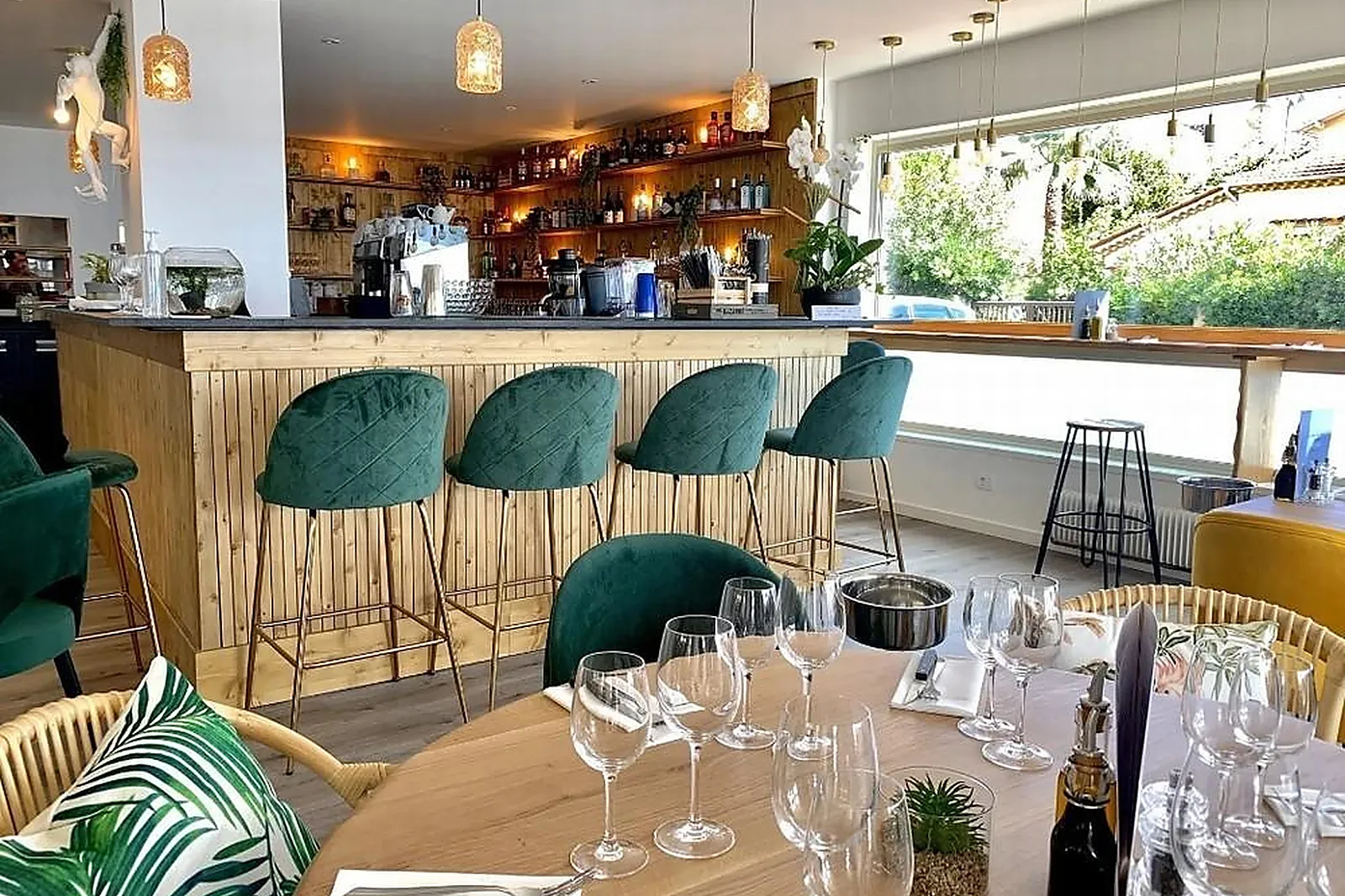 Cafés et Restaurants, RESTAURANTS - ROQUEBRUNE CAP-MARTIN (ALPES-MARITIMES) : MADAME BLEUE