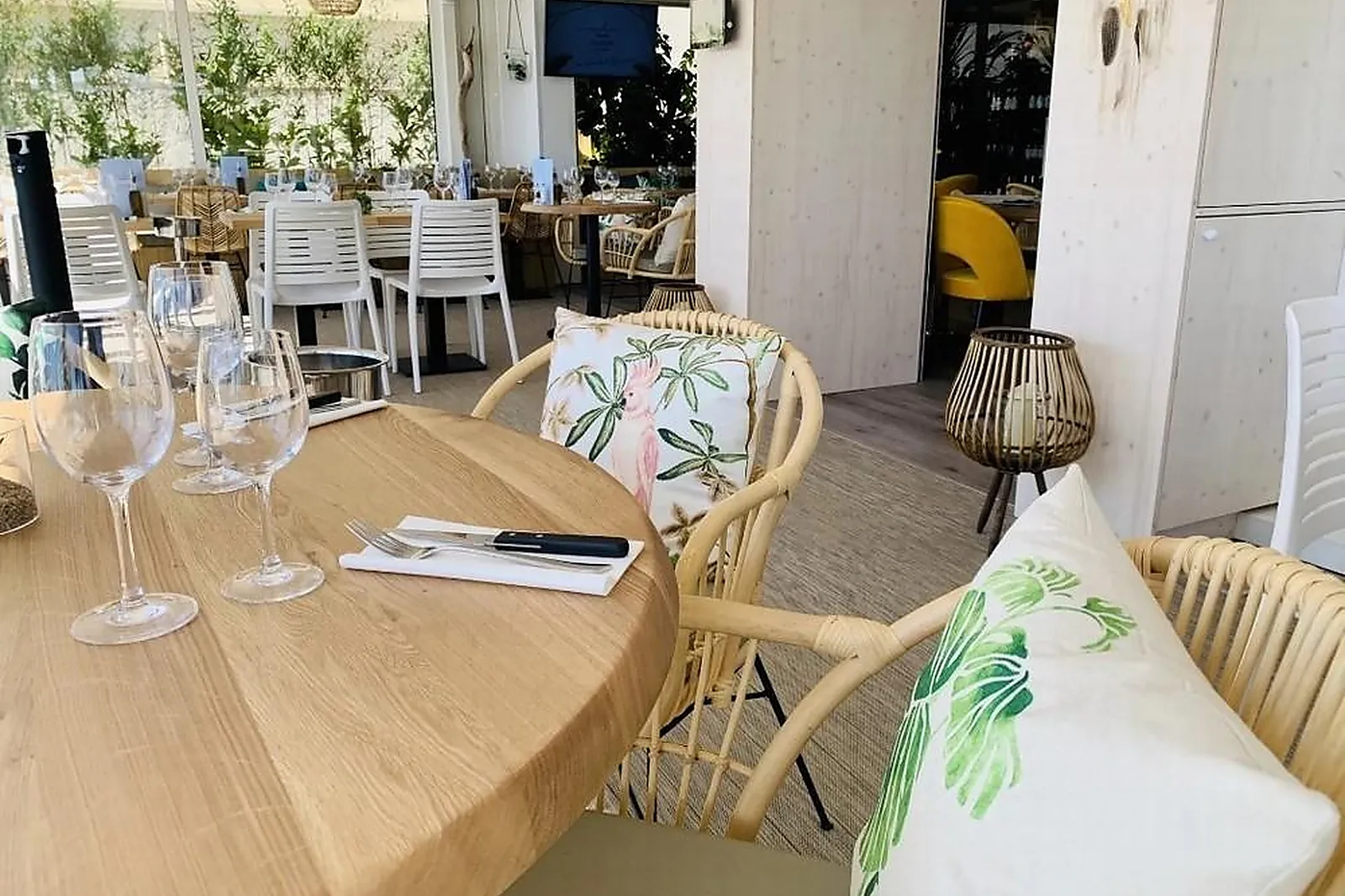 Cafés et Restaurants, RESTAURANTS - ROQUEBRUNE CAP-MARTIN (ALPES-MARITIMES) : MADAME BLEUE