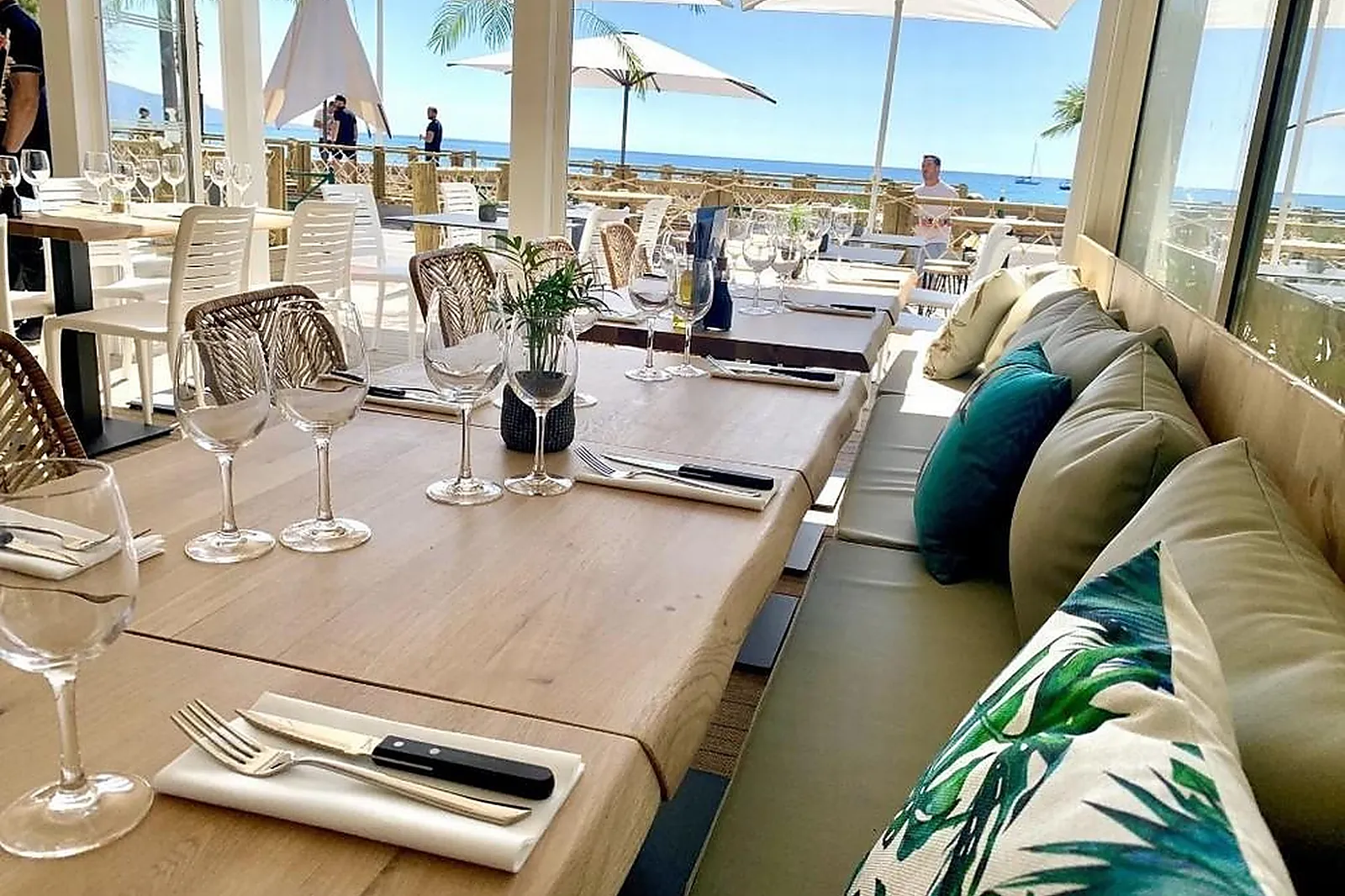 Cafés et Restaurants, RESTAURANTS - ROQUEBRUNE CAP-MARTIN (ALPES-MARITIMES) : MADAME BLEUE