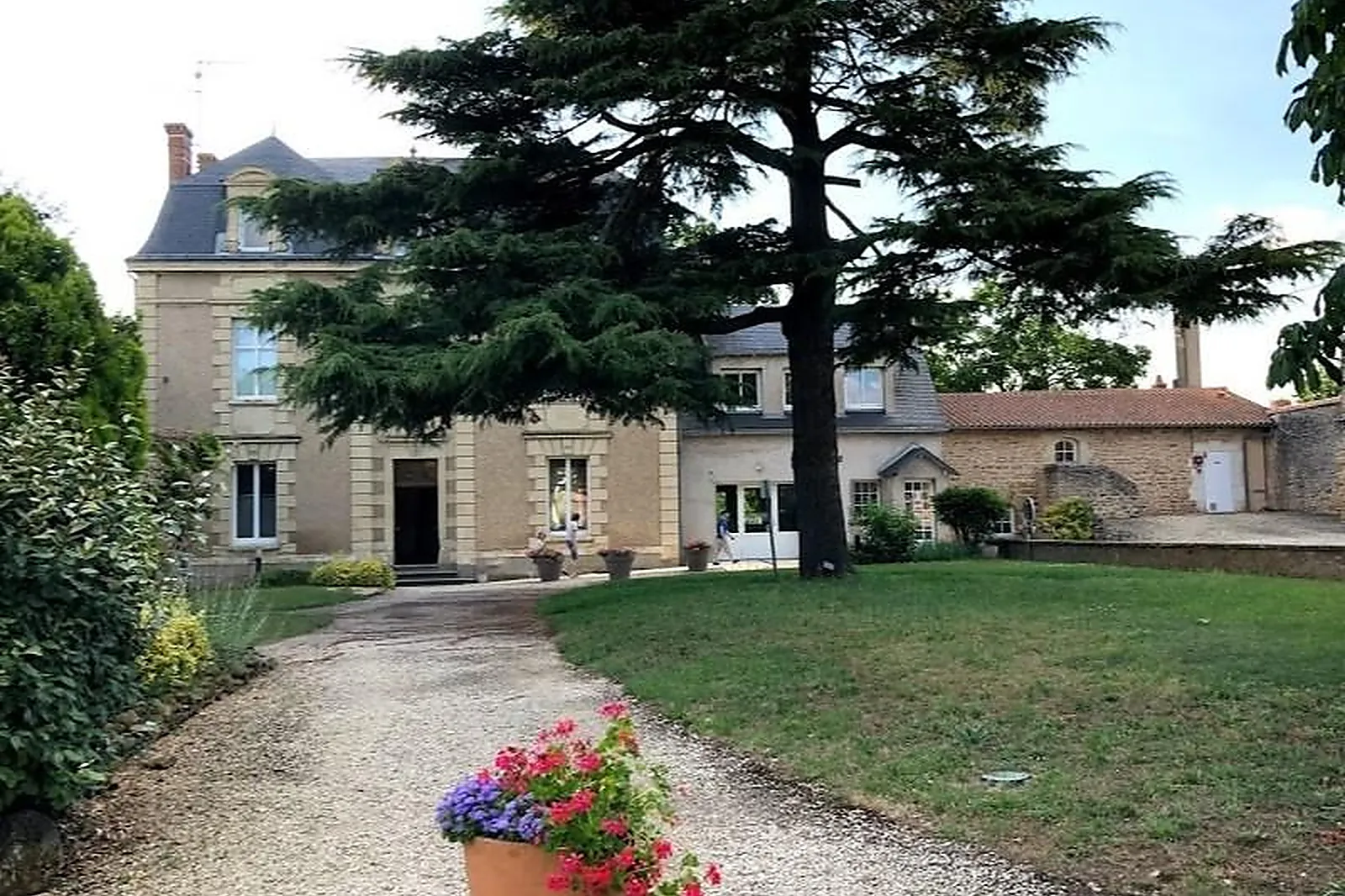 Cafés et Restaurants, RESTAURANTS - SAINTE-VERGE (DEUX-SÈVRES) : LOGIS DE POMPOIS