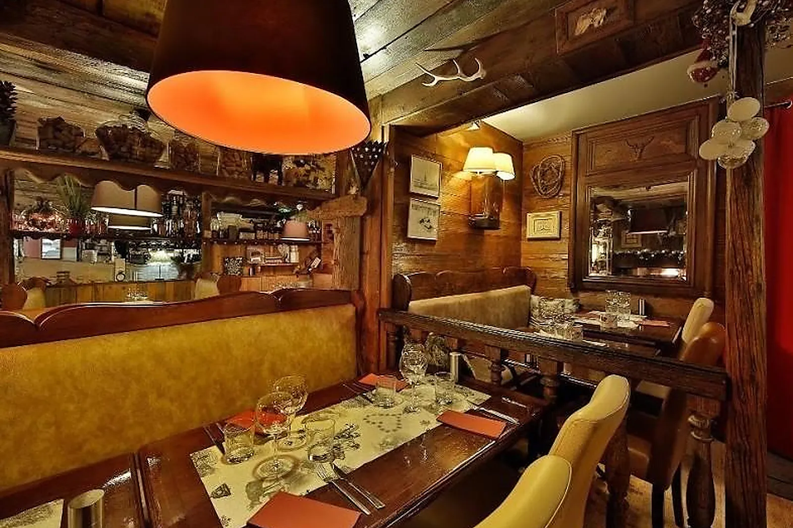 Cafés et Restaurants, RESTAURANTS - SAINT-CHAFFREY (HAUTES-ALPES) : RESTAURANT LE LOUP BLANC