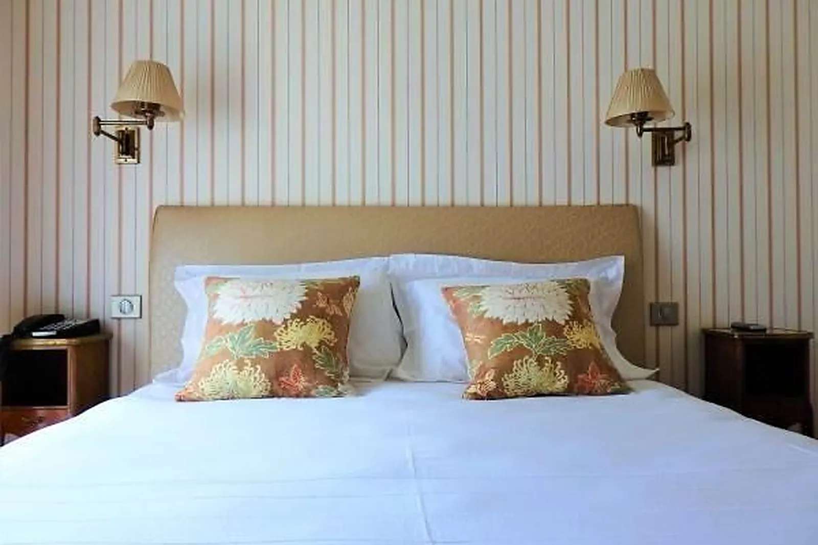 Cafés et Restaurants, RESTAURANTS - SAINT-DONAT (DRÔME) : RESTAURANT CHARTRON