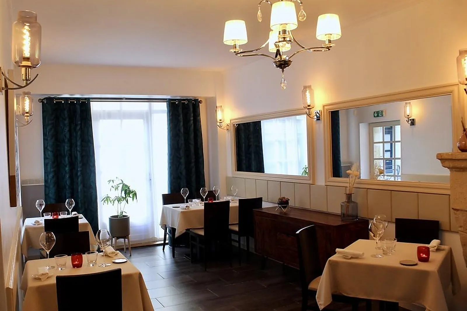 Cafés et Restaurants, RESTAURANTS - SAINT-EMILION (GIRONDE) : LL&RSQUO;HUITRIER PIE