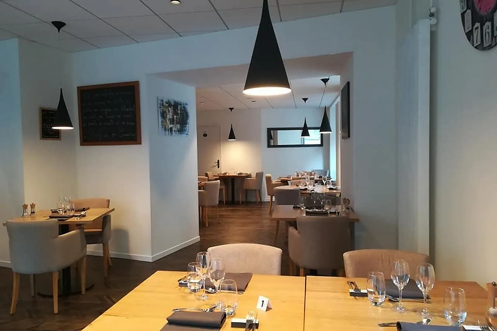 Cafés et Restaurants, RESTAURANTS - SAINT-FLOUR (CANTAL) : FOLIE DES SENS