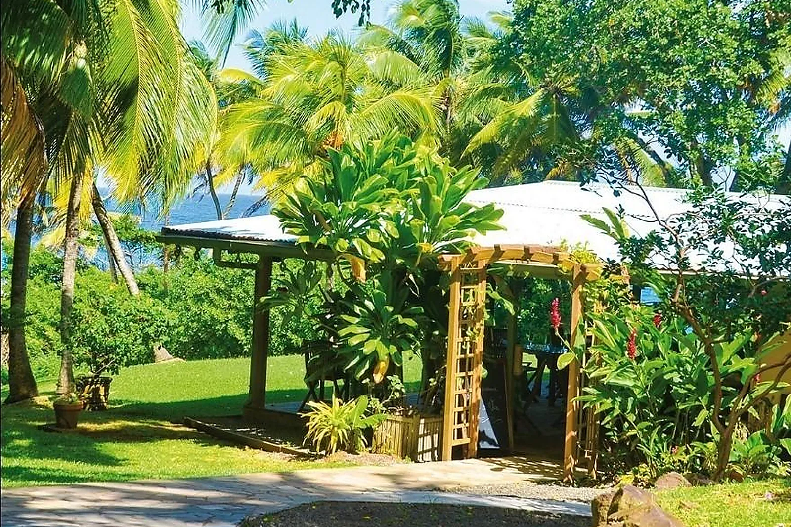 Cafés et Restaurants, RESTAURANTS - SAINT-MARIE (MARTINIQUE) : RESTAURANT LE POINT DE VUE