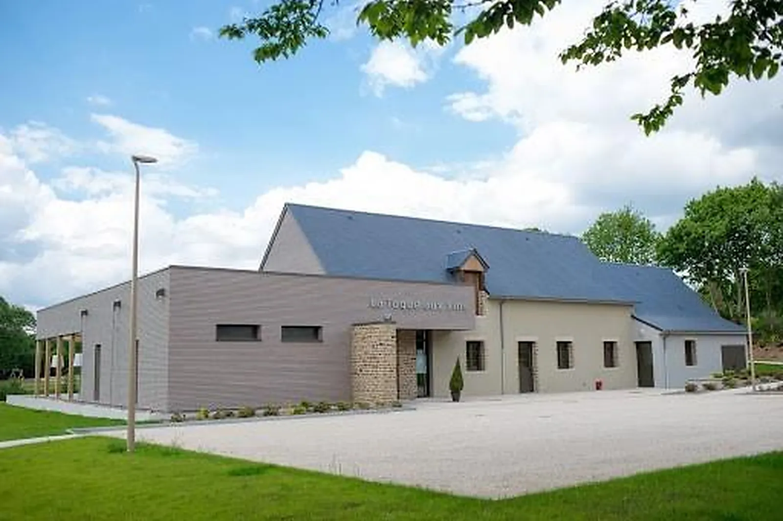 Cafés et Restaurants, RESTAURANTS - SAINT-MARTIN-DES-CHAMPS (MANCHE) : BISTROT TOQUES