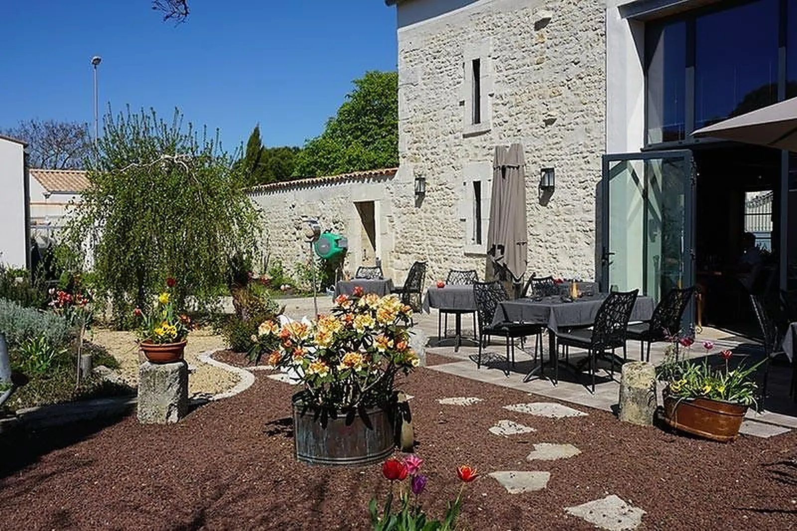 Cafés et Restaurants, RESTAURANTS - SAINT-ROGATIEN (CHARENTE-MARITIME) : LA PIERREVUE