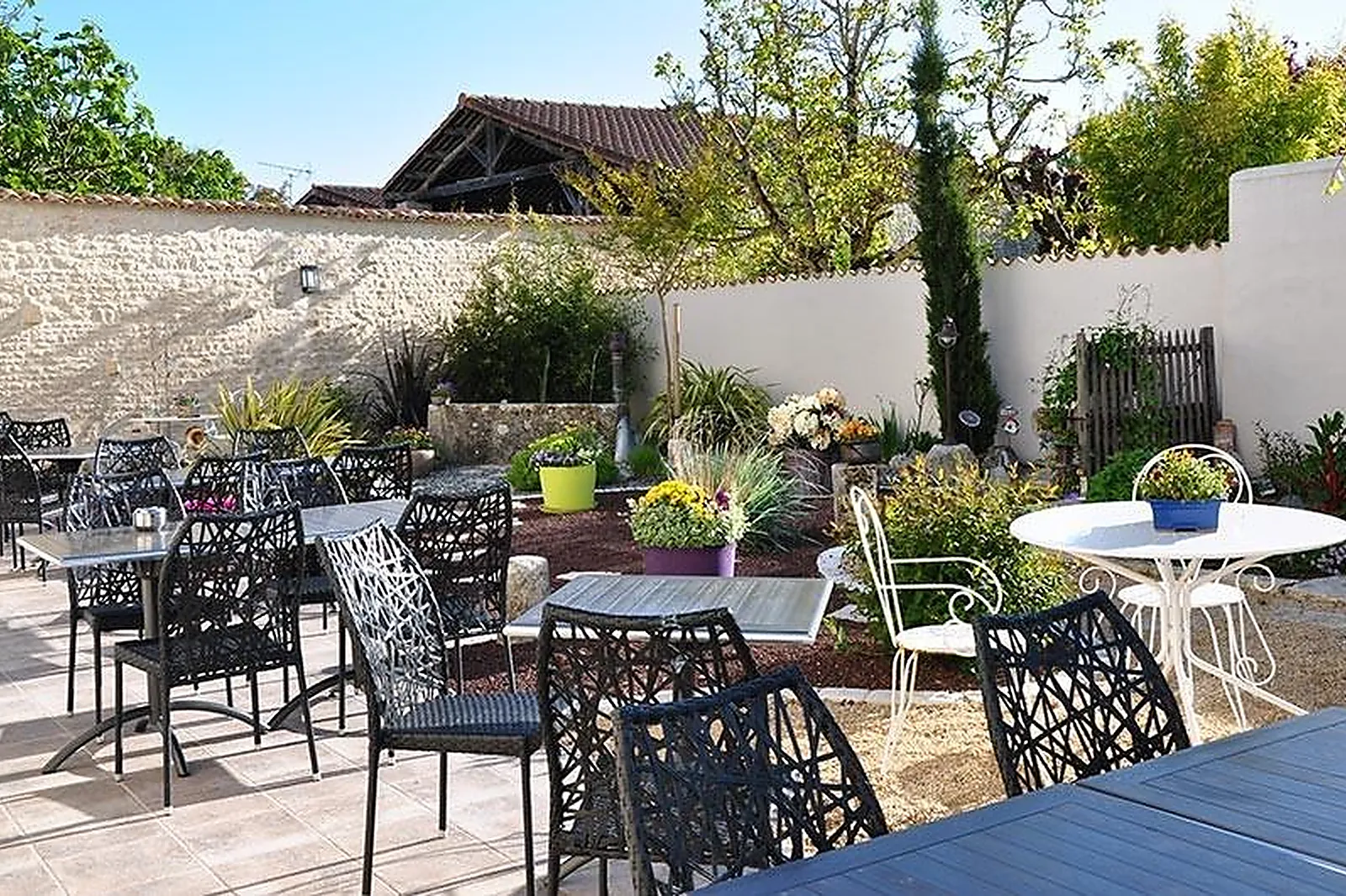 Cafés et Restaurants, RESTAURANTS - SAINT-ROGATIEN (CHARENTE-MARITIME) : LA PIERREVUE