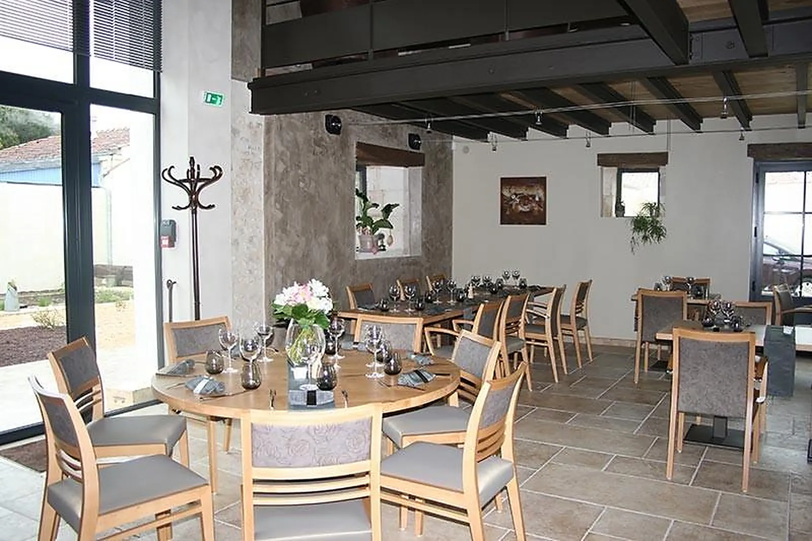 Cafés et Restaurants, RESTAURANTS - SAINT-ROGATIEN (CHARENTE-MARITIME) : LA PIERREVUE