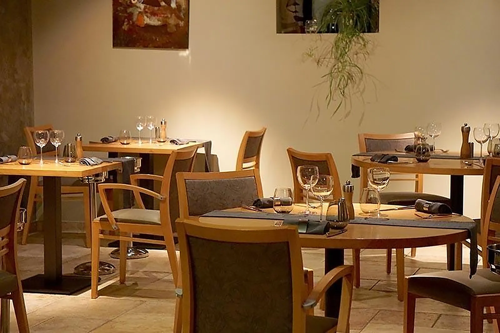 Cafés et Restaurants, RESTAURANTS - SAINT-ROGATIEN (CHARENTE-MARITIME) : LA PIERREVUE