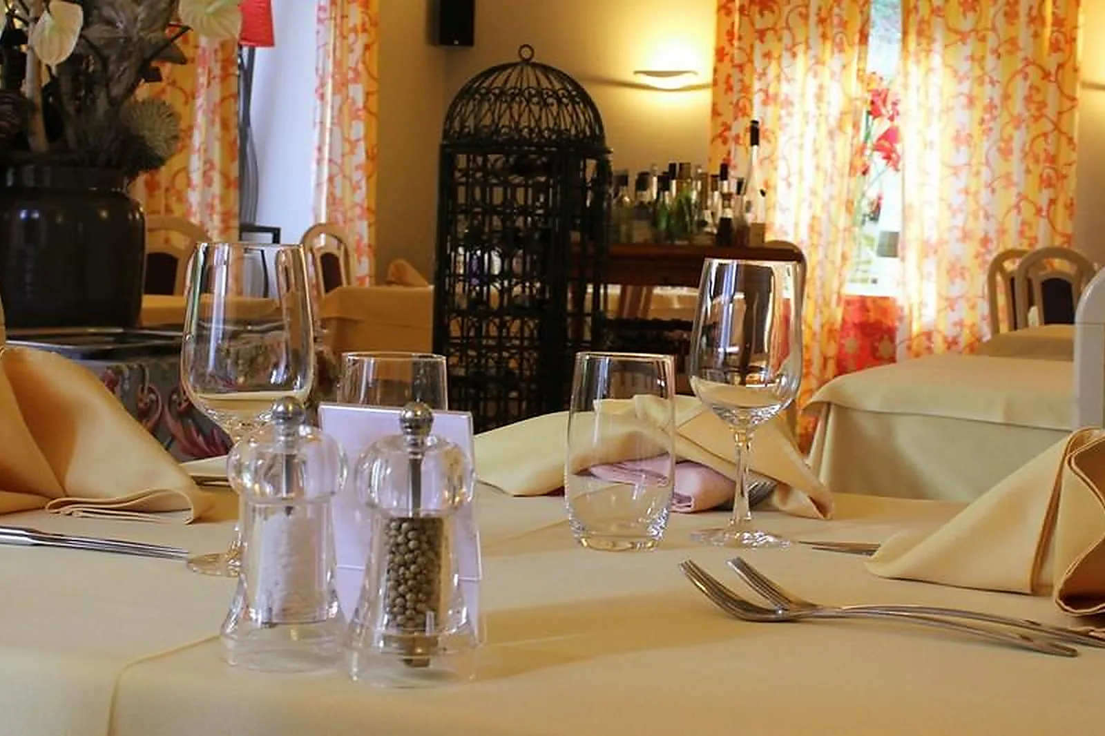 Cafés et Restaurants, RESTAURANTS - SELONCOURT (DOUBS) : RESTAURANT LE MONARQUE
