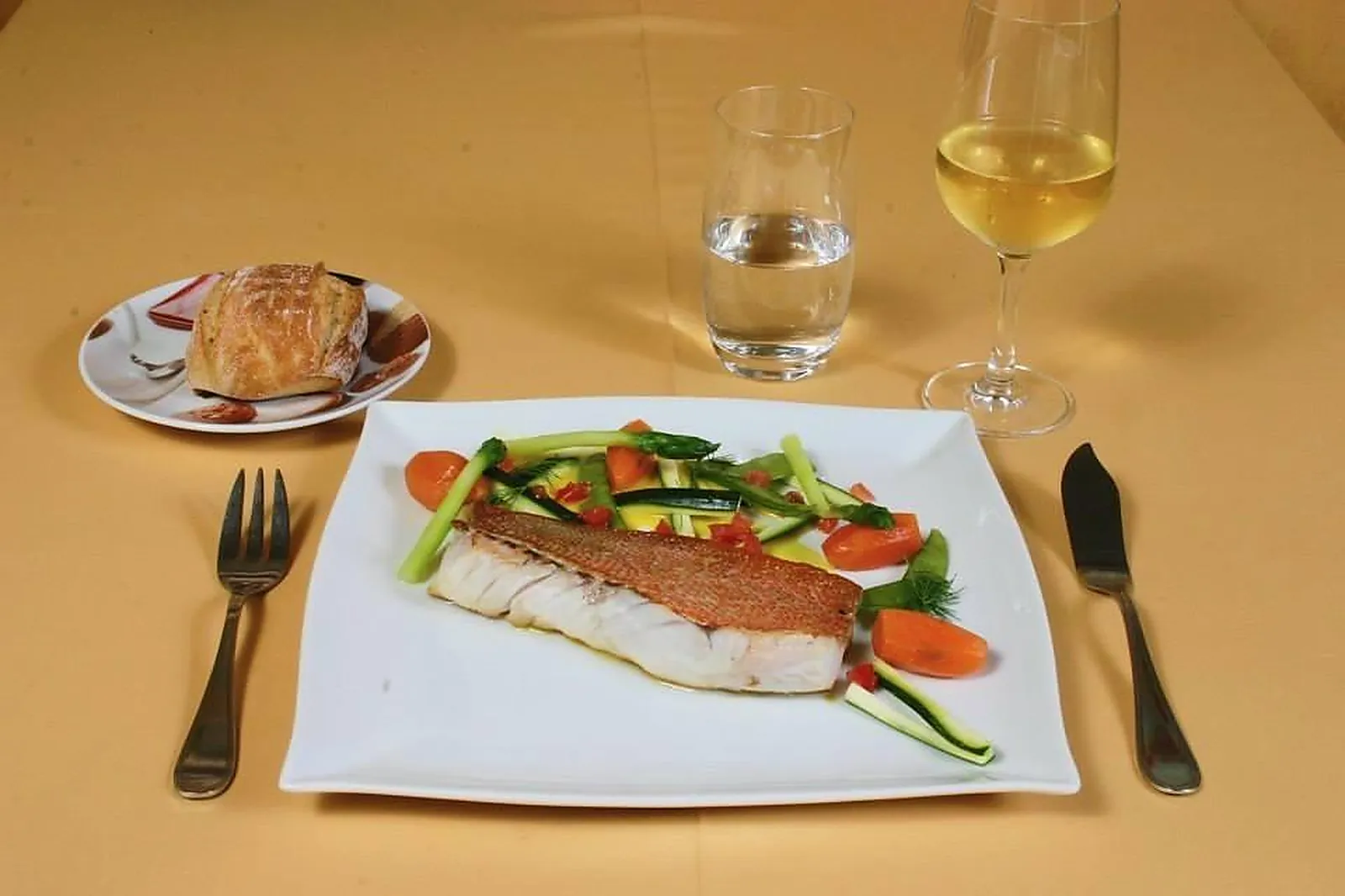 Cafés et Restaurants, RESTAURANTS - SELONCOURT (DOUBS) : RESTAURANT LE MONARQUE