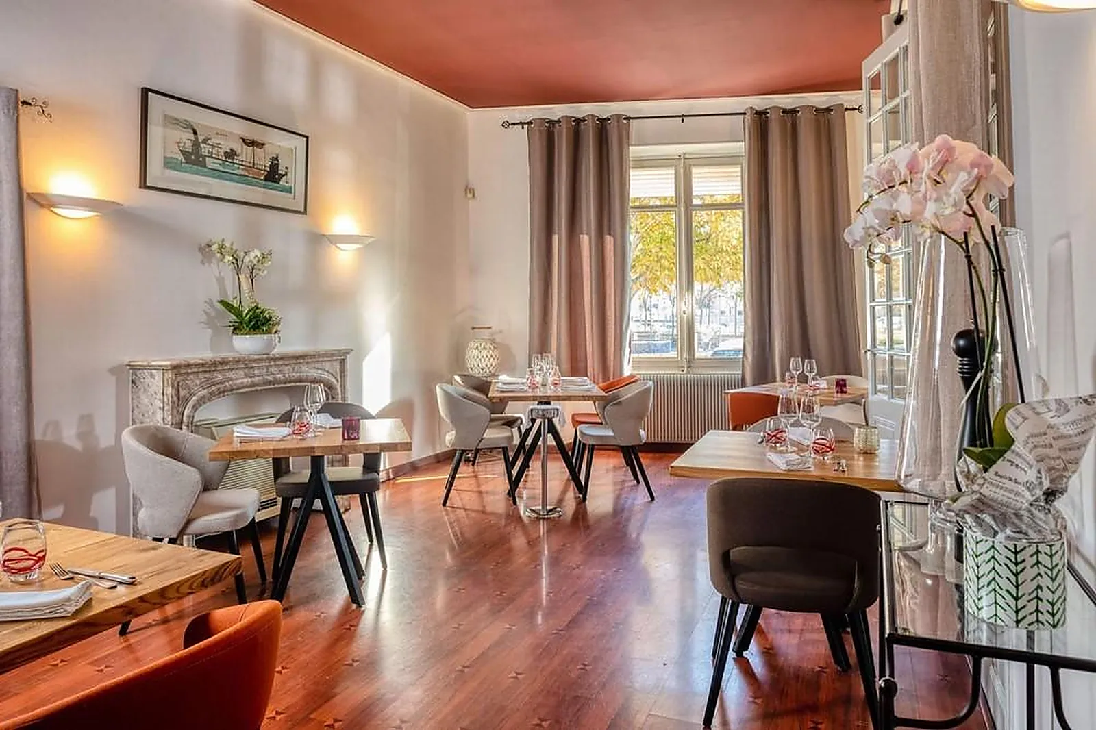 Cafés et Restaurants, RESTAURANTS - SORGUES (VAUCLUSE) : LA TABLE DE SORGUES