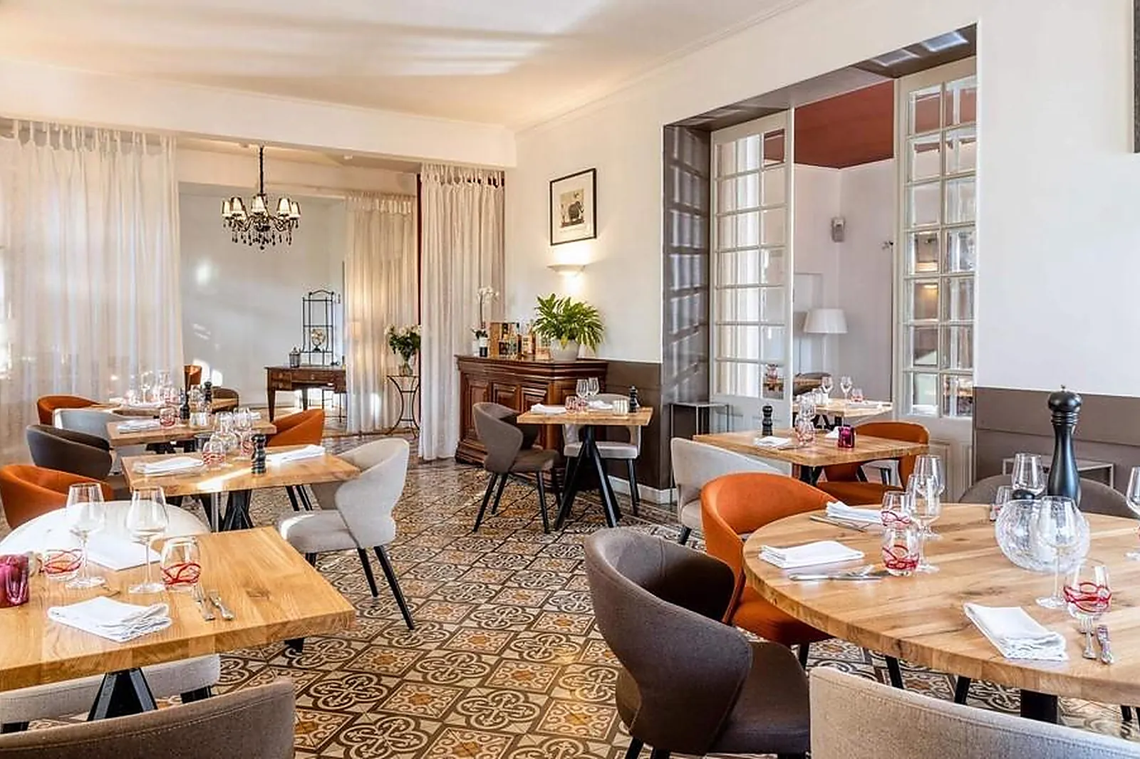 Cafés et Restaurants, RESTAURANTS - SORGUES (VAUCLUSE) : LA TABLE DE SORGUES